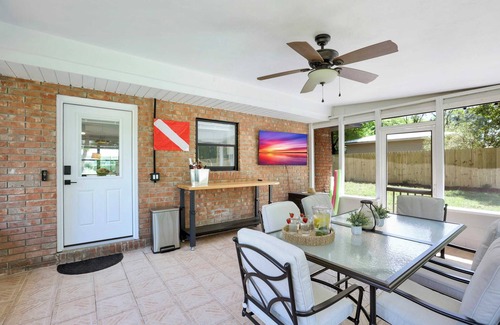 High Springs House | Unwind at Serene Springs with Tesla Charger & Breakfast