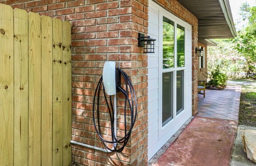 High Springs House | Unwind at Serene Springs with Tesla Charger & Breakfast