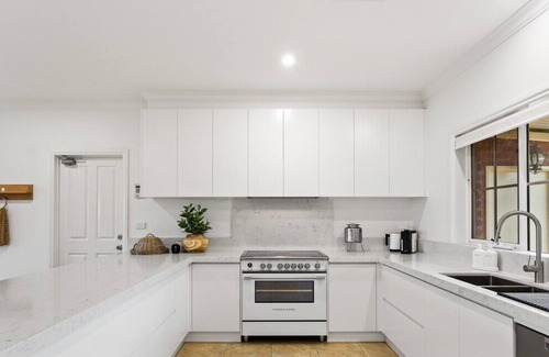 Ventnor House | Idyllic Beach Haven with Oceanfront Views and Sleeps 12