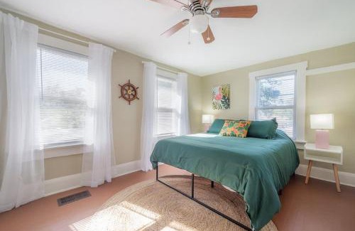 Seminole Heights House | Cozy Beach Bungalow with Screened Porch & Pet-Friendly Amenities