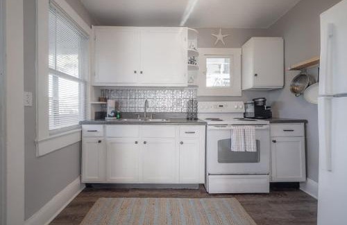 Seminole Heights House | Cozy Beach Bungalow with Screened Porch & Pet-Friendly Amenities