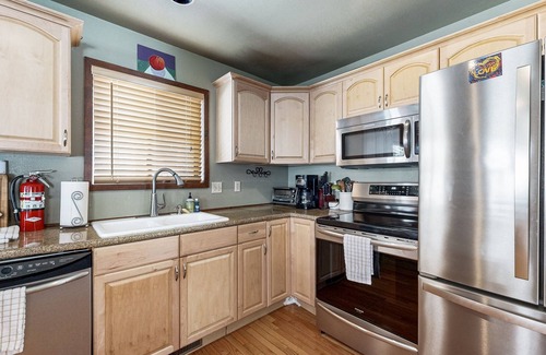 Serene Lakes Cabin | Serene cabin: cozy, dog-friendly retreat w/modern amenities & rustic charm