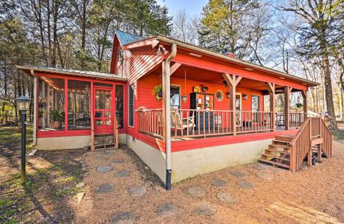 Fayetteville House | Tranquil Riverfront Cabin with Family-Friendly Amenities