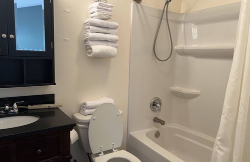 Waynesboro Hotel | Serene Cedar's Edge Room 2