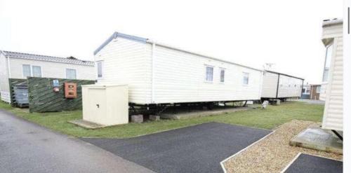Netley Ski Chalet | Idyllic 2-Bed Chalet in Hampshire - Pet Friendly Retreat