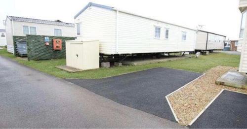 Netley Ski Chalet | Idyllic 2-Bed Chalet in Hampshire - Pet Friendly Retreat