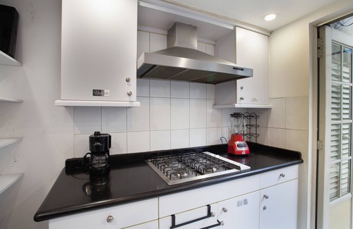 La Condesa House | Cozy Retreat with Terrace, CoWorking & Pet-Friendly Amenities