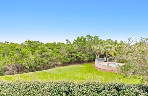 Sandestin Condo | Idyllic Condo Steps from the Ocean with Pool & Hot Tub