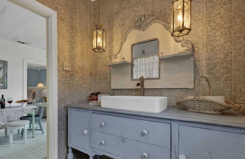 Comfort House | Serene Cottage with patio 10 min from DT Comfort