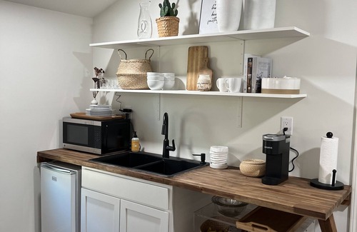 Kernersville House | Peaceful Bungalow with WiFi & Kitchen in Kernersville