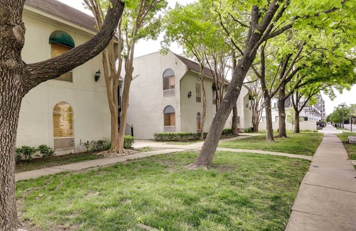 Knox - Henderson Apartment | Inviting Dallas Condo with Pool in Prime Walkable Area