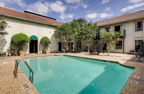 Knox - Henderson Apartment | Inviting Dallas Condo with Pool in Prime Walkable Area