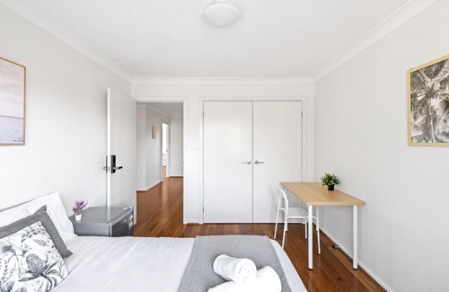 Panania House | Comfortable Double Room Near Stations & Shops with Kitchen