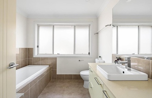 Panania House | Comfortable Double Room Near Stations & Shops with Kitchen
