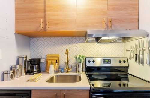 First Hill Condo | Explore Downtown Seattle: 1 BD with Kitchen & Accessibility