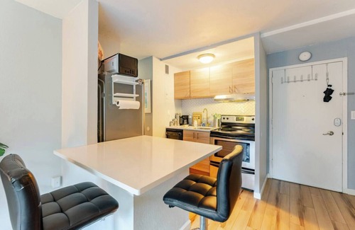 First Hill Condo | Explore Downtown Seattle: 1 BD with Kitchen & Accessibility