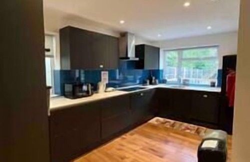 Barnhill Apartment | Cozy En-Suite Room Near Wembley Stadium with Breakfast