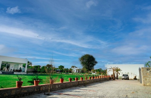Jaipur District Villa | Relaxing Retreat with Lush Gardens and Poolside Bliss