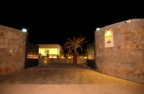 Jaipur District Villa | Relaxing Retreat with Lush Gardens and Poolside Bliss