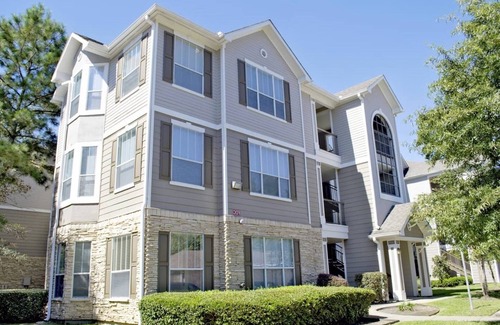 Alden Bridge Apartment | Tranquil Retreat with Pool and Breakfast in the Pines