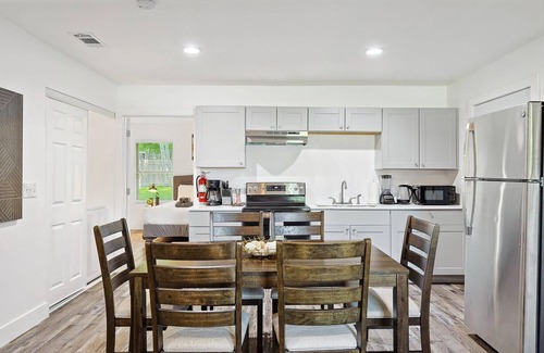 South Arlington House | Serene Escape - Peaceful 3-BD Retreat with Yard