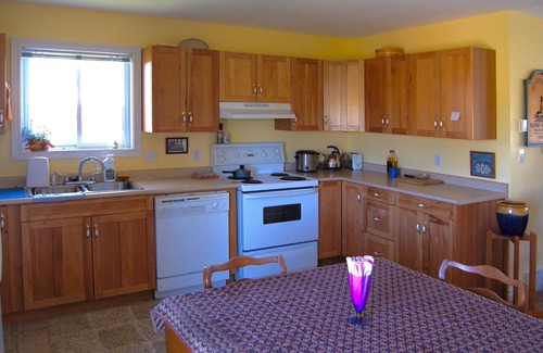 Bluewater Cottage | Tranquil Retreat: Private Lake View with Spa Amenities