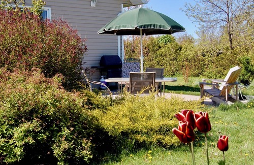 Bluewater Cottage | Tranquil Retreat: Private Lake View with Spa Amenities
