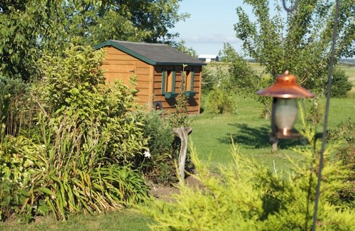 Bluewater Cottage | Tranquil Retreat: Private Lake View with Spa Amenities