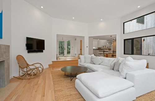 Springs House | Relaxing Retreat at Serene Estate in East Hampton