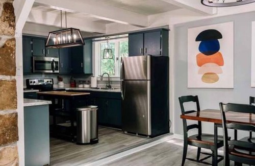 Oakland Cabin | Serene, Family & Dog Friendly Modern Cabin- Less than 15 mins from the Lake