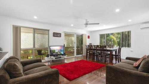 Woorim House | Ideal Family Retreat with Pool and Air Conditioning