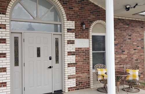 Joplin Condo | Pet-Friendly Condo with Spa and Hot Tub in Safe Complex