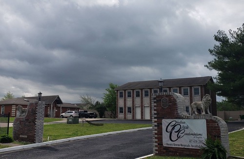 Joplin Condo | Pet-Friendly Condo with Spa and Hot Tub in Safe Complex