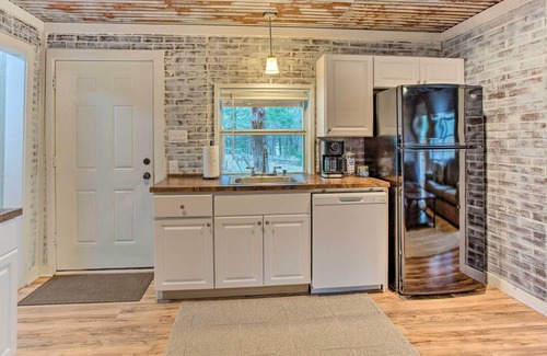 Gordonville Cabin | Serene Gordonville Cabin w/ Private Balcony!