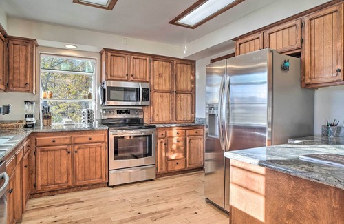 Grants Pass House | Serene Grants Pass Lodging w/ Mountain Views!