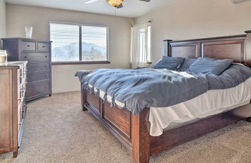 Grants Pass House | Serene Grants Pass Lodging w/ Mountain Views!
