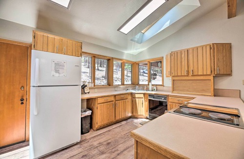 Greer Cabin | Tranquil Greer Cabin with Grill & Spa: 12 Mi to Skiing