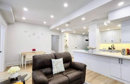 Glen Abbey Apartment | Tranquil High-Ceiling Retreat with Family-Friendly Amenities