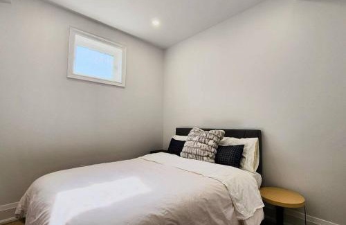 Glen Abbey Apartment | Tranquil High-Ceiling Retreat with Family-Friendly Amenities