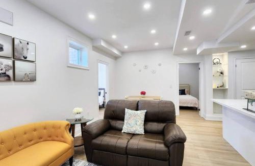 Glen Abbey Apartment | Tranquil High-Ceiling Retreat with Family-Friendly Amenities