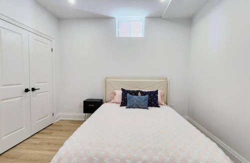Glen Abbey Apartment | Tranquil High-Ceiling Retreat with Family-Friendly Amenities