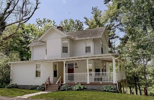 Shawanese House | Unwind at Serene Home with Kitchen & Breakfast Included