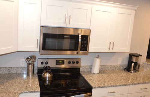 Allen House | Tranquil Retreat Minutes from the Beach and Family-Friendly