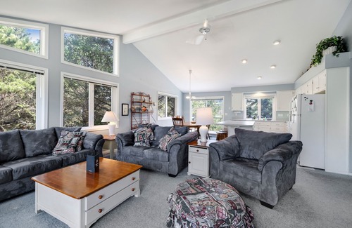 Neskowin House | Cozy Retreat with Full Kitchen & Easy Beach Access
