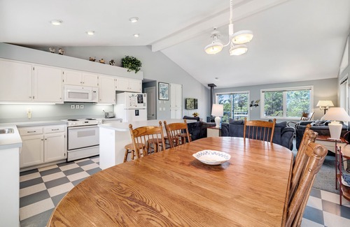 Neskowin House | Cozy Retreat with Full Kitchen & Easy Beach Access