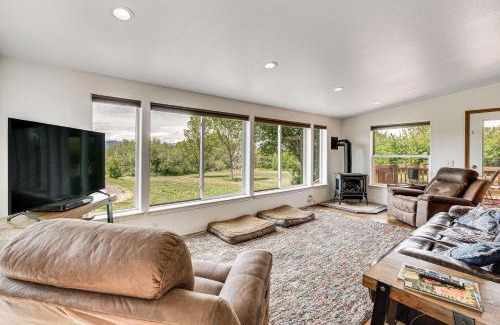 Chiloquin House | Tranquil Chiloquin Retreat with Decks and On-Site Pond!