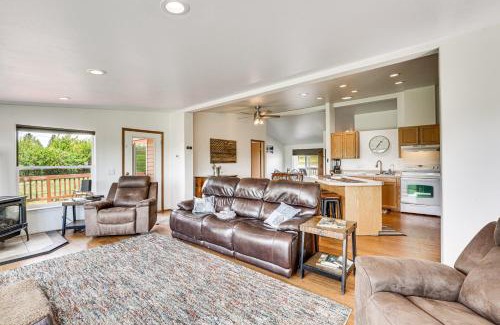 Chiloquin House | Tranquil Chiloquin Retreat with Decks and On-Site Pond!