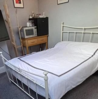 Hillsborough House | Relaxing Stay at Serene Homes Sheffield, Ensuite Room
