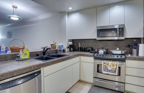 Airport Area Condo | Idyllic Irvine Retreat with Pool Access and Family Amenities