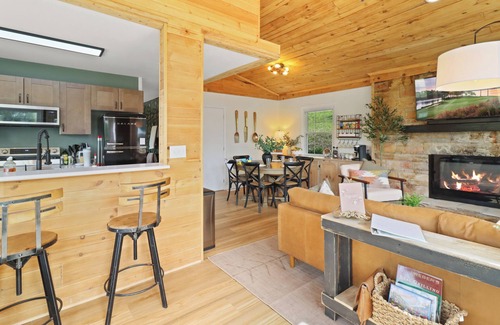 Crittenden House | Tranquil Kentucky Lake Cabin with Stunning Views & Breakfast